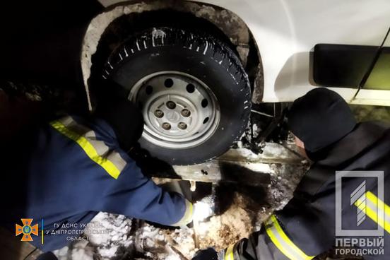 Рятувальники Кривого Рогу визволили карету швидкої допомоги, колесо якої потрапило у відкритий каналізаційний люк | Новини Кривий Ріг2