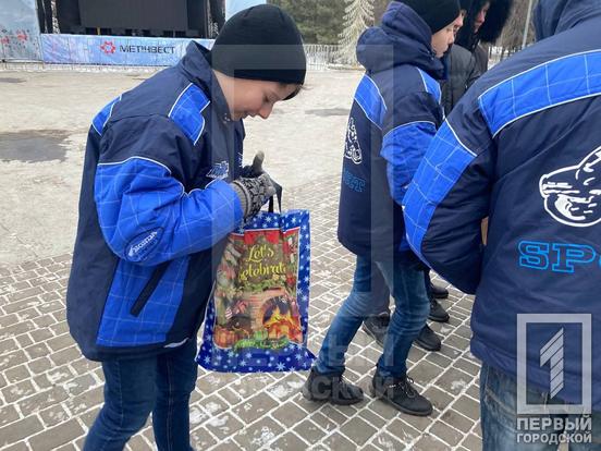 У Кривому Розі для малечі, що потрапила у скрутне сімейне становище, влаштували свято за сприяння підприємців міста | Новини Кривий Ріг12