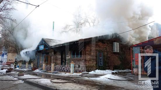 Масштабна пожежа: у центрі Кривого Рогу горить кафе | Новини Кривий Ріг2
