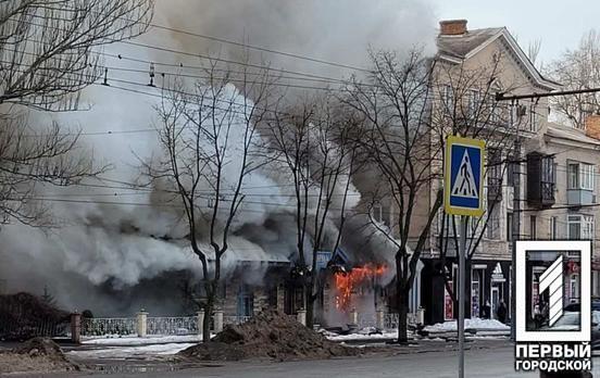 Масштабна пожежа: у центрі Кривого Рогу горить кафе