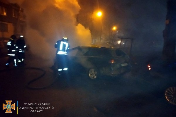 Ночью спасатели в Кривом Роге потушили пожар в авто возле многоэтажки | Новости Кривого Рога3