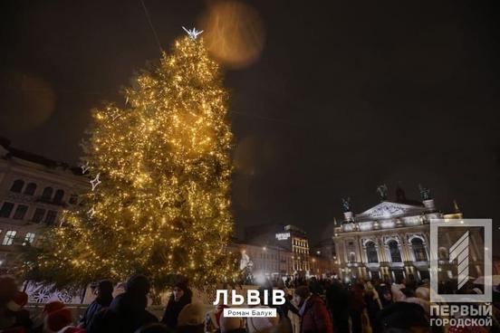 Обираємо найкрасивішу: в Україні визначаютьна найкрасивішу новорічну ялинку-2021 | Новини Кривий Ріг2