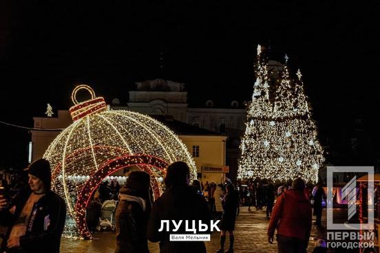 Обираємо найкрасивішу: в Україні визначаютьна найкрасивішу новорічну ялинку-2021 | Новини Кривий Ріг5