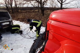 Под Кривым Рогом спасатели вытянули из снега застрявшую машину0