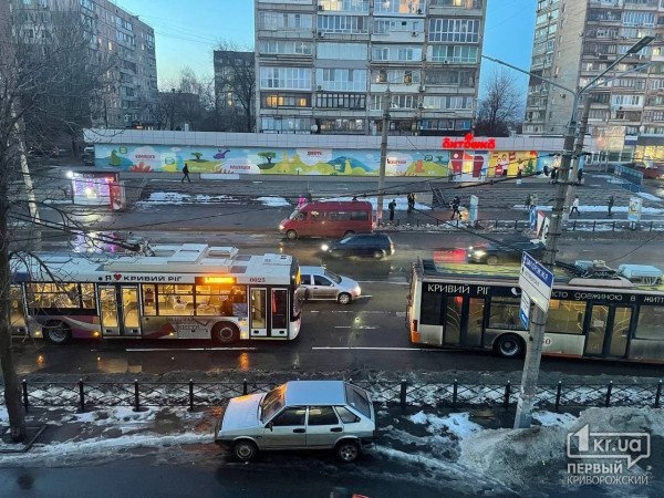 В Кривом Роге троллейбусы временно остановились из-за ДТП на 95 квартале | Новости Кривого Рога2
