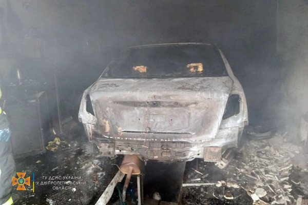 В Кривом Роге в гараже сгорел легковой автомобиль | Новости Кривого Рога2