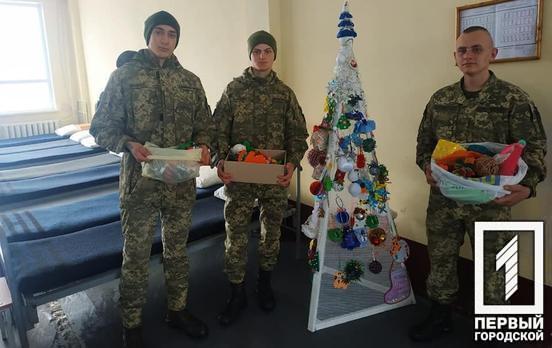 З любов’ю від дітей: військовослужбовці Кривого Рогу отримали подарунки від малечі