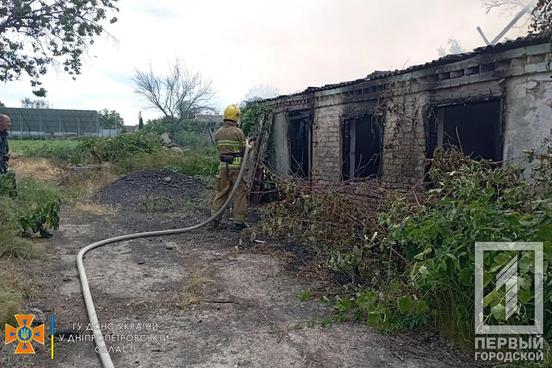 В результаті ворожого обстрілу Криворізького району у приватному будинку спалахнула пожежа | Новини Кривий Ріг1