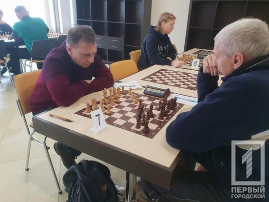 18 провідних шахістів Кривого Рогу змагаються за першість на 72 Чемпіонаті міста серед чоловіків8