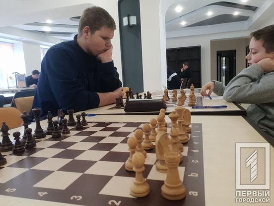 18 провідних шахістів Кривого Рогу змагаються за першість на 72 Чемпіонаті міста серед чоловіків4