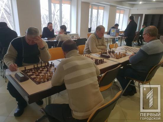18 провідних шахістів Кривого Рогу змагаються за першість на 72 Чемпіонаті міста серед чоловіків3