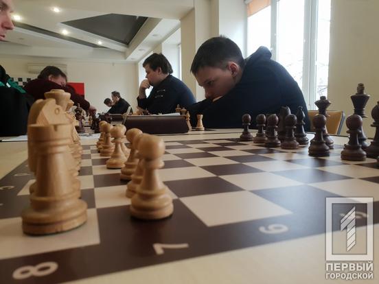 18 провідних шахістів Кривого Рогу змагаються за першість на 72 Чемпіонаті міста серед чоловіків7