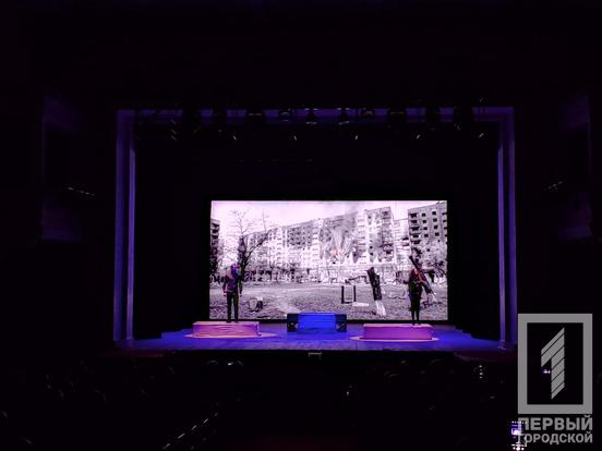 Експозиція та вистава у криворізькому театрі: маріупольські митці долучилися до благодійного марафону «Єднаймося заради Перемоги», аби зібрати мільйон гривень на дрони для ЗСУ1