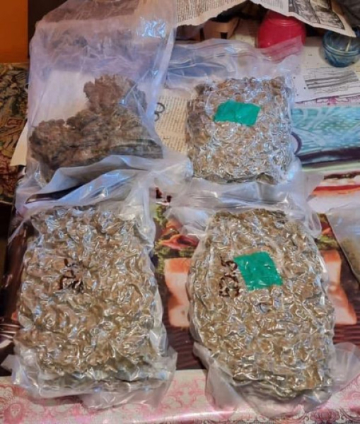 Криворізькі поліцейські вилучили у рецидивіста канабіс та наркопрепарати на загальну суму 840 тисяч грн за цінами чорного ринку1