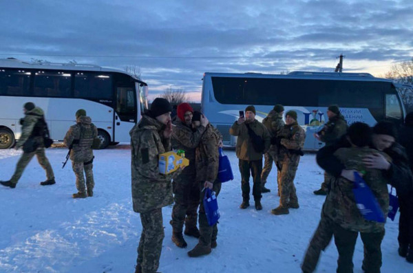 Українські полонені повертаються: 100 військових і 1 цивільний знову вдома1