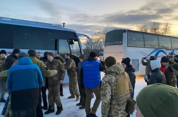 Українські полонені повертаються: 100 військових і 1 цивільний знову вдома0