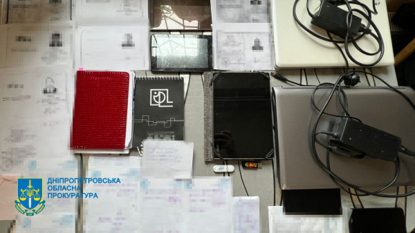 8 тисяч доларів за фальшиві медичні документи: на Дніпропетровщині жінка і два чоловіка організували схему переправлення через державний кордон 