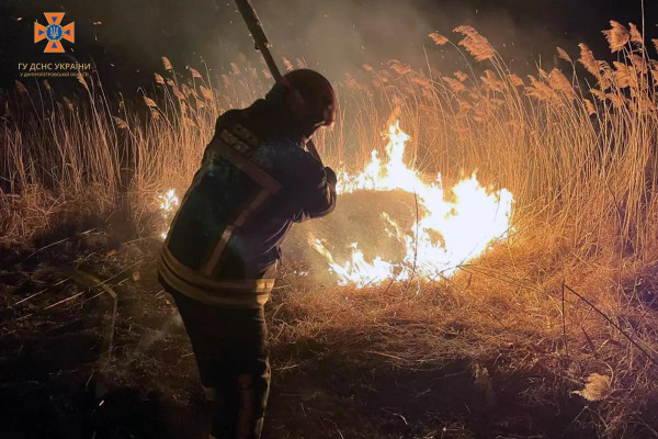 На Дніпропетровщині вогнеборці ліквідовують займання в екосистемах, рятуючи людські оселі від вогню4
