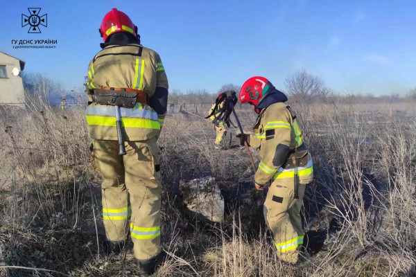 На Дніпропетровщині вогнеборці ліквідовують займання в екосистемах, рятуючи людські оселі від вогню1