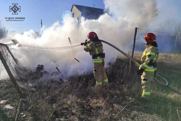 На Дніпропетровщині вогнеборці ліквідовують займання в екосистемах, рятуючи людські оселі від вогню0