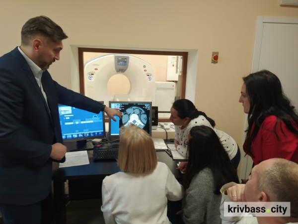 Навчаються працювати на новому обладнанні: медики освоюють сучасний томограф, встановлений за підтримки Північного ГЗК Метінвесту1