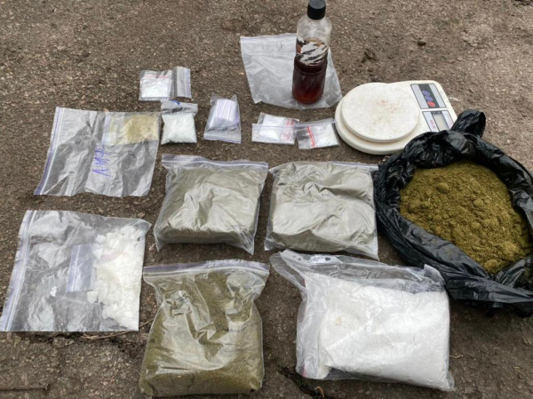 Під Кривим Рогом припинено діяльність злочинного наркоугруповання, вилучено наркотиків на 7,3 млн гривень1