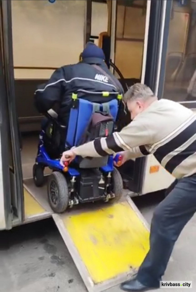 Водій муніципального автобуса обматюкав депутата Тернівської райради на інвалідному кріслі: потрібна допомога юристів0