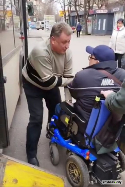 Водій муніципального автобуса обматюкав депутата Тернівської райради на інвалідному кріслі: потрібна допомога юристів1