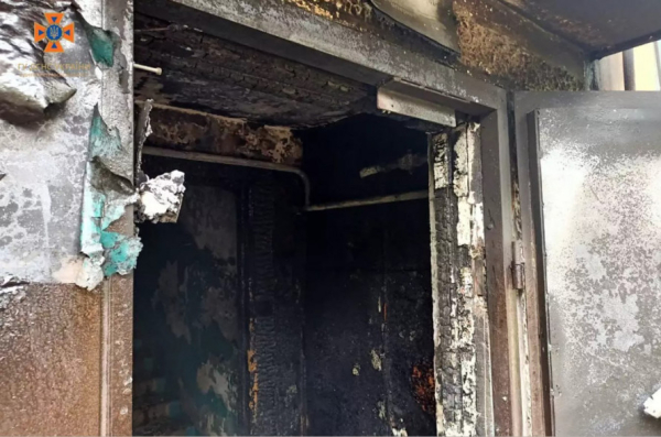 У багатоквартирному будинку Кривого Рогу спалахнув під’їзд, людей рятували пожежники1