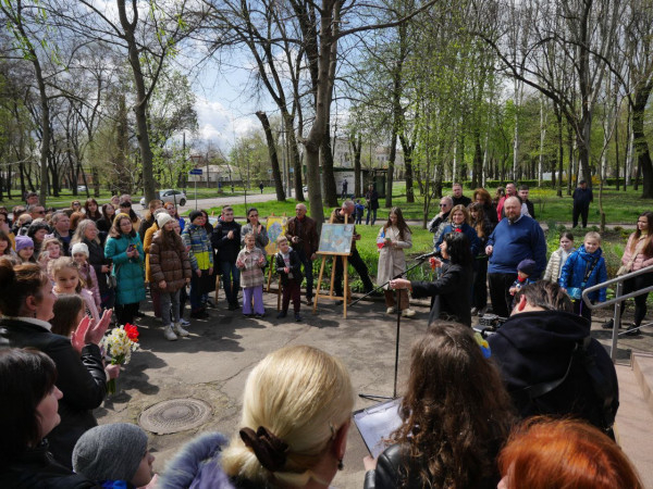 У Кривому Розі за підтримки Посольства Франції в Україні пройшов вернісаж юних криворізьких художників14