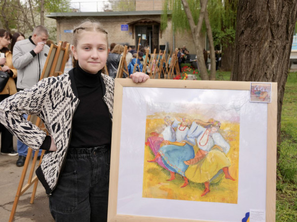 У Кривому Розі за підтримки Посольства Франції в Україні пройшов вернісаж юних криворізьких художників9