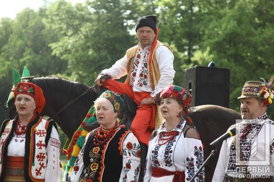 Краса, єдність та віра в Перемогу: як у Кривому Розі пройшов ювілейний, десятий «Парад вишиванок» від «Першого Міського»19
