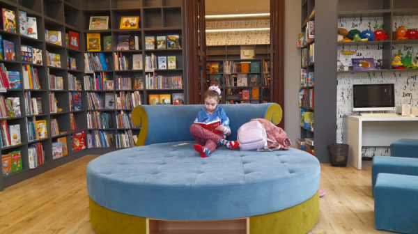 Люблю читати: школярка з Кривого Рогу взяла участь у Всеукраїнському фотоконкурсі, аби популяризувати читання0