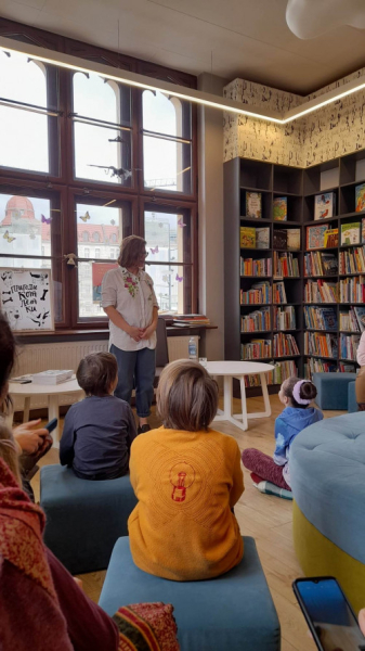 Люблю читати: школярка з Кривого Рогу взяла участь у Всеукраїнському фотоконкурсі, аби популяризувати читання1