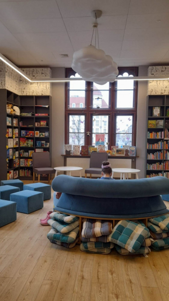 Люблю читати: школярка з Кривого Рогу взяла участь у Всеукраїнському фотоконкурсі, аби популяризувати читання2