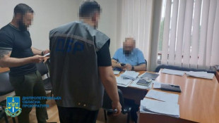 На Дніпропетровщині високопосадовця поліції спіймали на отриманні хабаря у три тисячі доларів США2