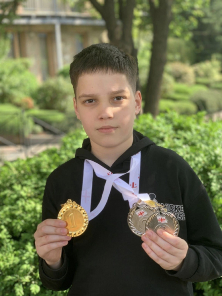 На змаганнях з плавання у Грузії криворізький спортсмен виборов три медалі: подробиці0
