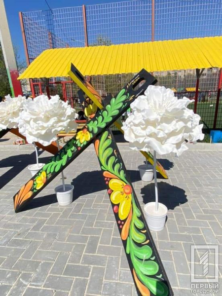 Поєднали жах війни із величчю української культури: у одному із парків Кривого Рогу художниці перетворили протитанкові «їжаки» на витвір мистецтва5
