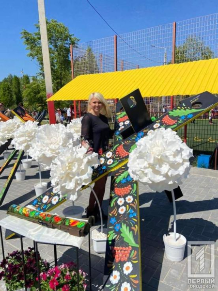 Поєднали жах війни із величчю української культури: у одному із парків Кривого Рогу художниці перетворили протитанкові «їжаки» на витвір мистецтва6
