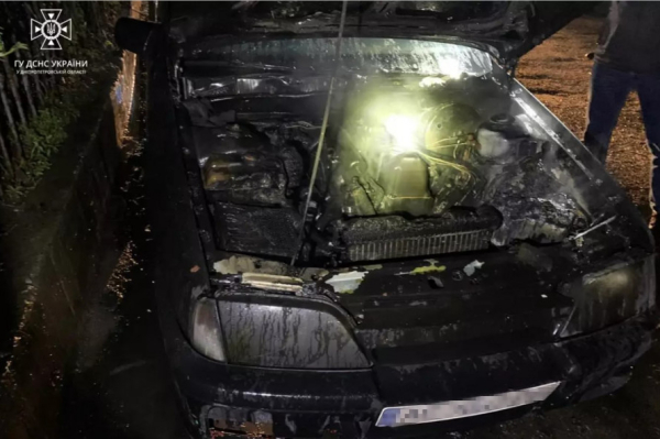 У Кривому Розі загорівся легковий автомобіль Opel Omega: причину встановили рятувальники2
