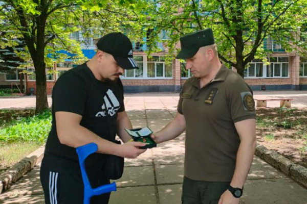 Гвардієць з Кривого Рогу отримав нагрудний знак «За заслуги перед містом» : що відомо про Героя1