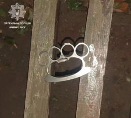 Криворізькі патрульні виявили у 32-річного чоловіка холодну зброю
