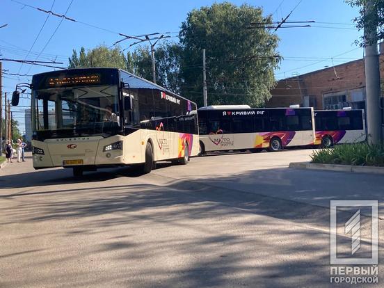 О. Вілкул: 10 нових великих сучасних автобуси, придбаних за рахунок міськбюджету, вийшли на маршрути у Кривому Розі. Також, для зручності криворіжців запускаємо новий маршрут №8, а на трьох - збільшуємо кількість автобусів (МАРШРУТИ та ГРАФІКИ)21