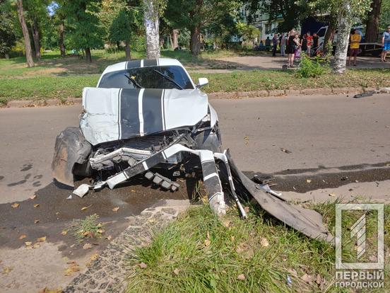 Одна автівка розірвана навпіл: У Кривому Розі зіткнулися Ford Mustang та Cherry, є тяжкі постраждалі, серед травмованих дитина менше двох рочків5