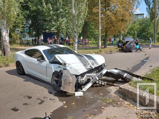 Одна автівка розірвана навпіл: У Кривому Розі зіткнулися Ford Mustang та Cherry, є тяжкі постраждалі, серед травмованих дитина менше двох рочків4