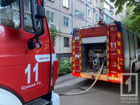 У Кривому Розі на вулиці Гетьманській вщент вигоріли кімната та балкон в одній з квартир багатоповерхівки5