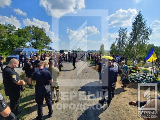 Весь Інгулецький район стояв на колінах: у Кривому Розі попрощалися з поліцейським Максимом Ярмолюком9