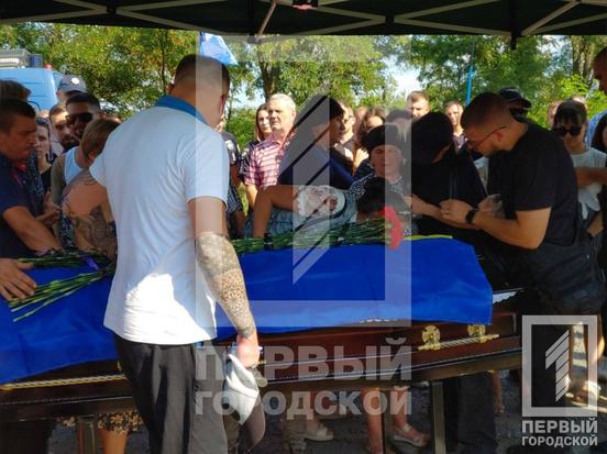 Весь Інгулецький район стояв на колінах: у Кривому Розі попрощалися з поліцейським Максимом Ярмолюком8
