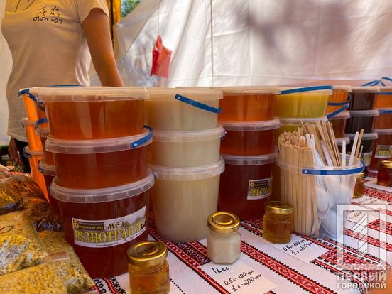 Зваблива малина, соковиті сливи та п’янкий мед для донатів на ЗСУ: у Кривому Розі проходить ярмарок «Саксаганські смаковеньки»9