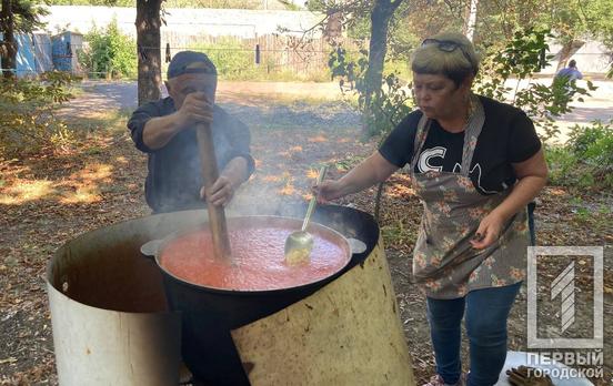 Аджика з секретом: криворізькі волонтери приготували 240 літрів вітамінної смакоти  для наших захисніків